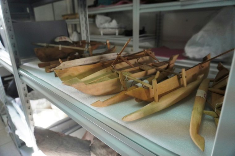 Des miniatures de pirogues traditionnelles mahoraises entreposées dans un bureau du Musée de Mayotte, le 1er avril 2025 à Dzaoudzi ( AFP / Marine GACHET )