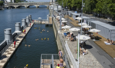 Des baigneurs dans la Seine sur le site de Bercy à Paris, le 11 août 2025 ( AFP / Martin LELIEVRE )