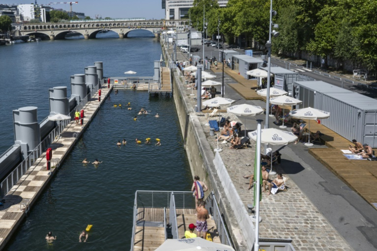 Des baigneurs dans la Seine sur le site de Bercy à Paris, le 11 août 2025 ( AFP / Martin LELIEVRE )