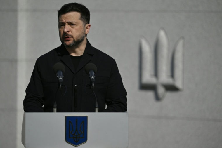 Le président ukrainien Volodymyr Zelensky  lors de la cérémonie de réinhumation du leader nationaliste controversé Andriï Melnyk, au cimetière national militaire commémoratif près de Kiev, le 25 mai 2026 ( AFP / Genya SAVILOV )
