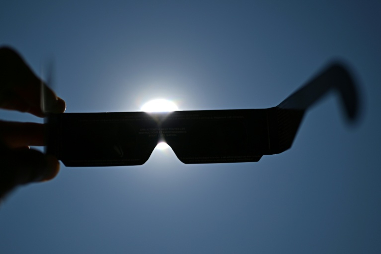 Des lunettes de protection destinées à observer l'éclipse de soleil du 12 août, le 5 août 2026 à Béziers ( AFP / Gabriel BOUYS )