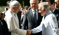 Le pape Léon XIV est accueilli par le directeur sanitaire Andrea Cambieri à son arrivée à l'hôpital universitaire Gemelli, à Rome, le 13 octobre 2026, pour une opération du poumon ( AFP / Alberto PIZZOLI )