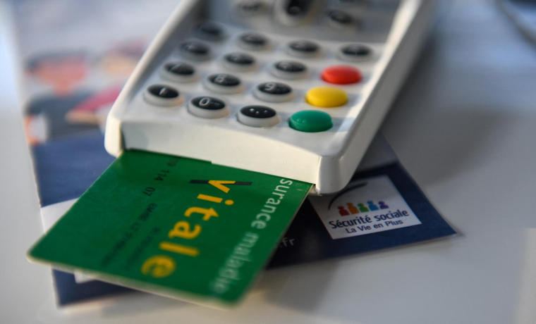 La Mutualité juge possible de "stopper" 2,4 milliards d'euros de fraude sociale à condition que les complémentaires santé sont autorisées à partager des informations avec l'Assurance maladie pour repérer les fraudeurs. ( AFP / DENIS CHARLET )