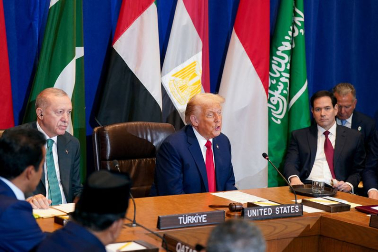 Donald Trump, Tayyip Erdogan et Marco Rubio assistent à une réunion multilatérale lors de la 80e Assemblée générale des Nations unies, à New York City