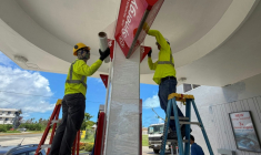 Des ouvriers consolident les panneaux d'une station service avant l'arrivée d'un "super typhon", le 4 juillet 2026 à Saipan, dans les Iles Mariannes du Nord   ( AFP / Mark RABAGO )
