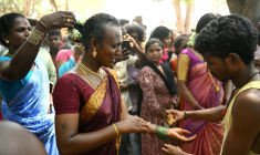 Des membres de la communauté transgenre participent au festival annuel Koovagam, le 29 avril 2026 à Kallakurichi, dans l'Etat indien méridional du Tamil Nadu  ( AFP / R.Satish BABU )