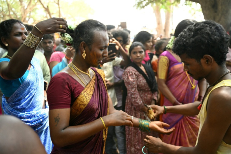 Des membres de la communauté transgenre participent au festival annuel Koovagam, le 29 avril 2026 à Kallakurichi, dans l'Etat indien méridional du Tamil Nadu  ( AFP / R.Satish BABU )