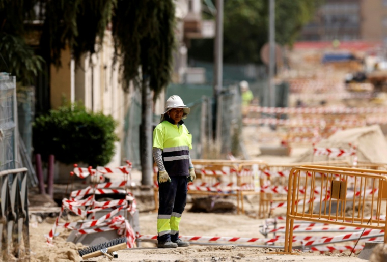 Un ouvrier se tient sur un chantier routier à Madrid, le 22 juin 2026 ( AFP / OSCAR DEL POZO )