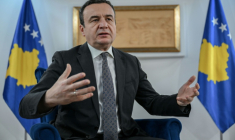 Le Premier ministre sortant du Kosovo, Albin Kurti lors d'un entretien avec l'AFP à Pristina, le 24 décembre 2025 ( AFP / Armend NIMANI )