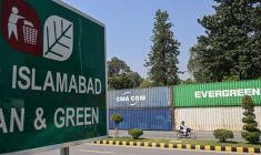 Des conteneurs bloquant une route dans la "Zone rouge" à Islamabad le 2 octobre 2026 ( AFP / Farooq NAEEM )