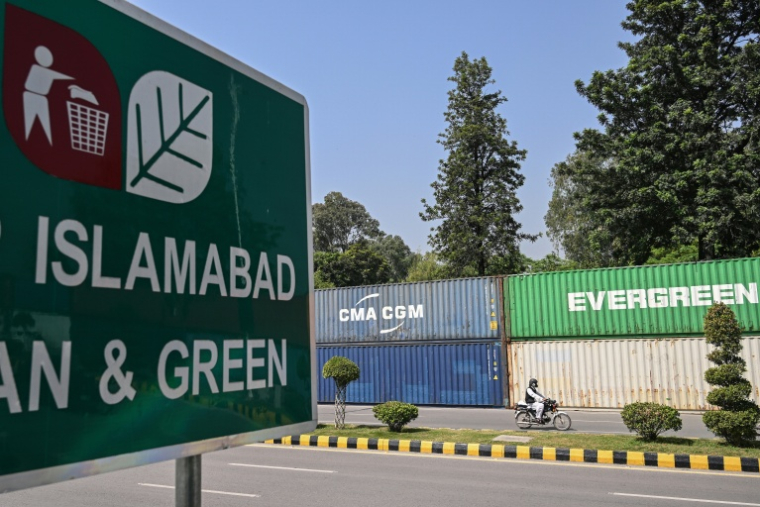 Des conteneurs bloquant une route dans la "Zone rouge" à Islamabad le 2 octobre 2026 ( AFP / Farooq NAEEM )