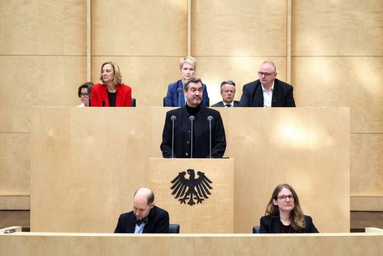 Session plénière du Bundesrat pour l'adoption du projet de loi sur la réforme des règles constitutionnelles relatives à la dette et la création d'un fonds d'infrastructure, à Berlin