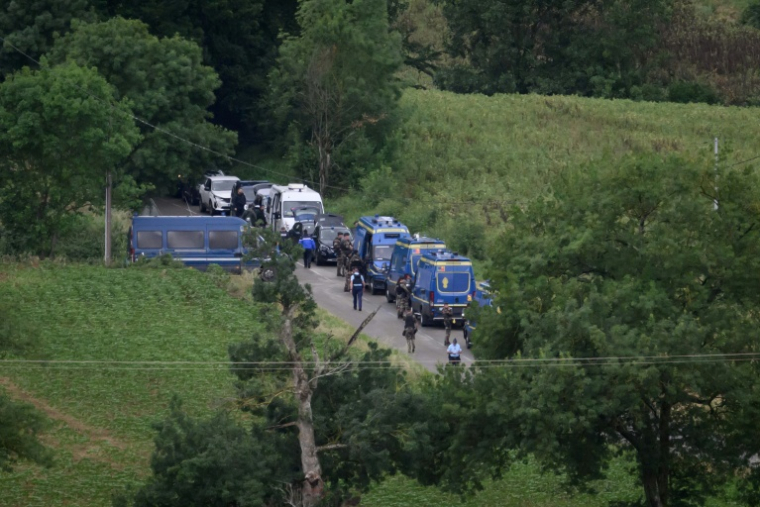 FDes gendarmes près du lieu où un corps a été découvert lors des recherches pour retrouver la collégienne Lyhanna, portée disparue, le 4 juin 2026 près de Puycasquier, dans le Gers ( AFP / Ed JONES )
