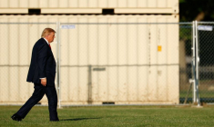Le président américain Donald J. Trump monte à bord de Marine One