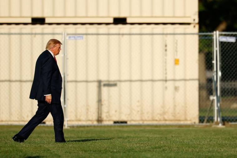 Le président américain Donald J. Trump monte à bord de Marine One