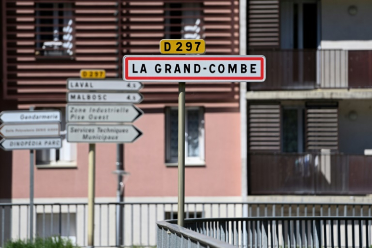 Un panneau de signalisation à l'entrée de La Grande Combe où un fidèle musulman a été tué vendredi à coups de couteau par un autre fidèle dans une mosquée, le 25 avril 2025 dans le Gard ( AFP / Sylvain THOMAS )
