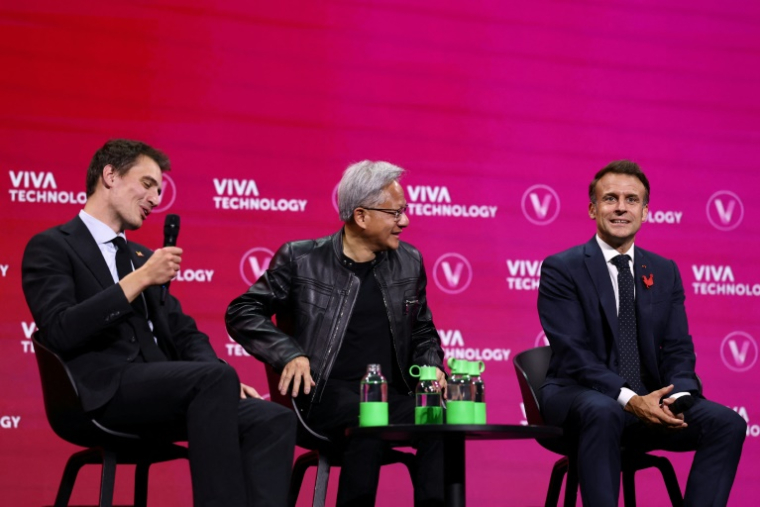 Le fondateur et PDG de Mistral AI, Arthur Mensch (g), le PDG de Nvidia, Jensen Huang (c), et le président Emmanuel Macron (d) lors d'une table ronde au salon VivaTech à Paris, le 11 juin 2025 ( POOL / Sarah Meyssonnier )