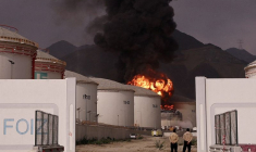 La fumée s'élève dans la zone pétrolière de Fujairah dans le cadre du conflit entre les États-Unis, Israël et l'Iran