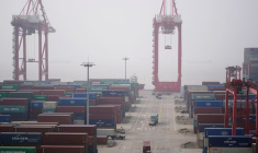 Conteneurs au port en eau profonde de Yangshan à Shanghai