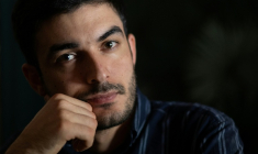 Le blogueur et opposant au régime au pouvoir en Azerbaïdjan, Mahammad Mirzali, pose le 6 mai 2022 à Nantes  ( AFP / Loic VENANCE )