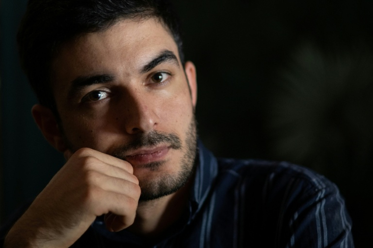 Le blogueur et opposant au régime au pouvoir en Azerbaïdjan, Mahammad Mirzali, pose le 6 mai 2022 à Nantes  ( AFP / Loic VENANCE )