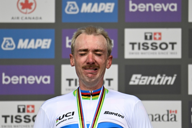 Brandon McNulty en pleurs sur la plus haute marche du podium de la course en ligne des Championnats du monde de cyclisme le 27 septembre 2026 à Montréal ( AFP / Andrej Ivanov )