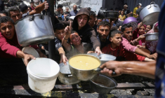 Des déplacés palestiniens se bousculent pour collecter des portions de nourriture préparées par une association caritative à Jabalia, dans le nord de la bande de Gaza, le 19 mai 2025 ( AFP / Bashar TALEB )