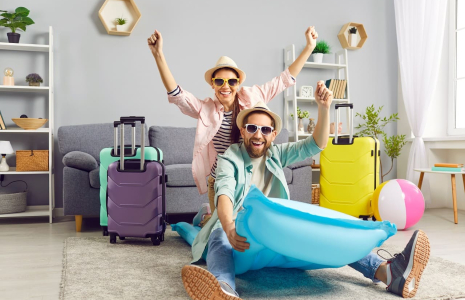 (Couple prêt à partir en vacances avec ton son équipement pour bien voyager - Crédits photo : Adobe Stock)