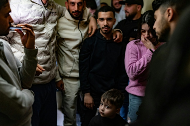 Des habitants serrés dans un minuscule abri anti-bombes, tandis que les sirènes d'alerte aérienne retentissent à Majd al-Kroum, dans le nord d'Israël, le 11 mars 2026 ( AFP / Odd ANDERSEN )