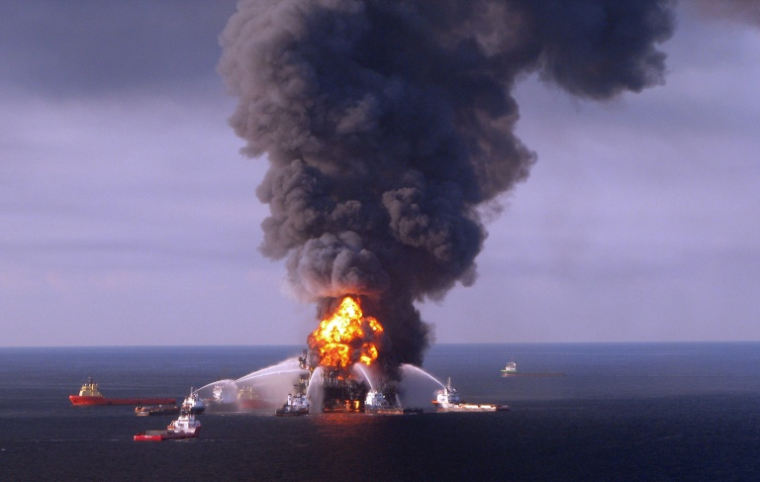 Des navires de secours tentent d'éteindre les flammes provoquées par l'explosion de la plateforme pétrolière Deepwater Horizon, au large des côtes américaines, le 21 avril 2010 ( US COAST GUARD / Handout )