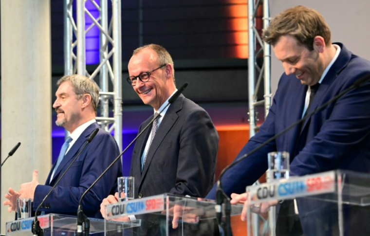 (g-d) Le leader de la CSU et premier ministre de Bavière, Markus Soeder, le leader de la CDU, Friedrich Merz et le co-leader du SPD, Lars Klingbeil, s'adressent à la après avoir conclu un accord pour former un nouveau gouvernement, le 9 avril 2025 à Berlin ( AFP / Tobias SCHWARZ )