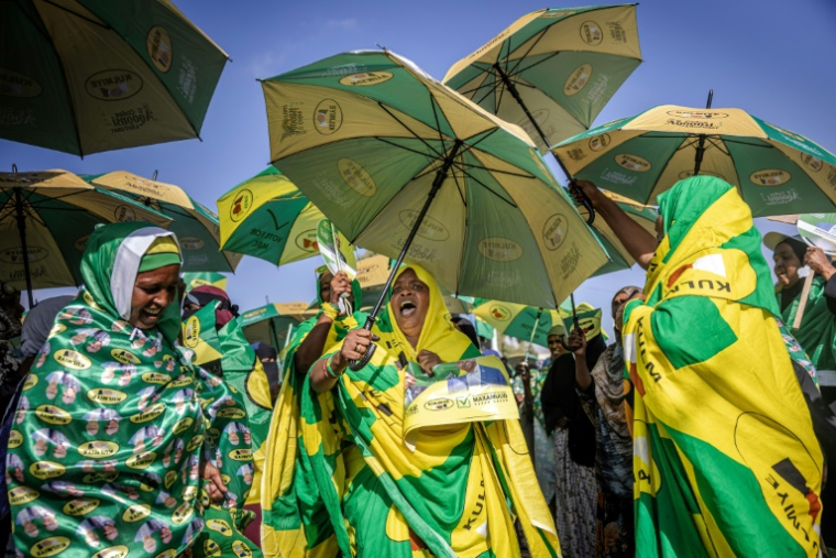 Des supportrices du parti Kulmiye au pouvoir dansent et chantent des slogans pendant un meeting de campagne à Hargeisa, au Somaliland, le 9 novembre 2024 ( AFP / LUIS TATO )
