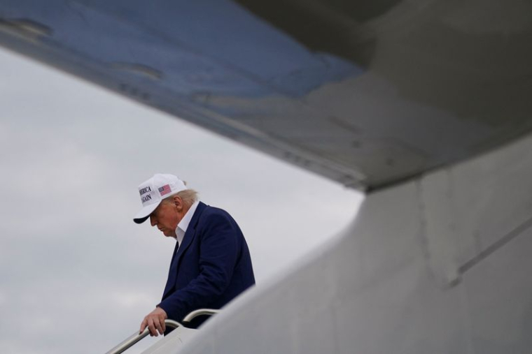 Le président américain Trump arrive à la base d'Andrews