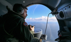 Un militaire français dans un Atlantique 2, au large de la Roumanie, le 30 mars 2023. ( AFP / DANIEL MIHAILESCU )