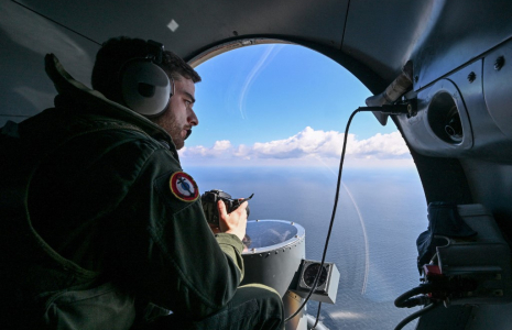Un militaire français dans un Atlantique 2, au large de la Roumanie, le 30 mars 2023. ( AFP / DANIEL MIHAILESCU )
