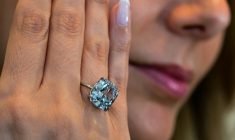 Le "Bleu Méditerranée", diamant de 10,03 carats, présenté le 8 avril 2025 à Abou Dhabi au doigt d'une employée de Sotheby's, avant sa vente aux enchères mi-mai à Genève en Suisse ( AFP / Giuseppe CACACE )