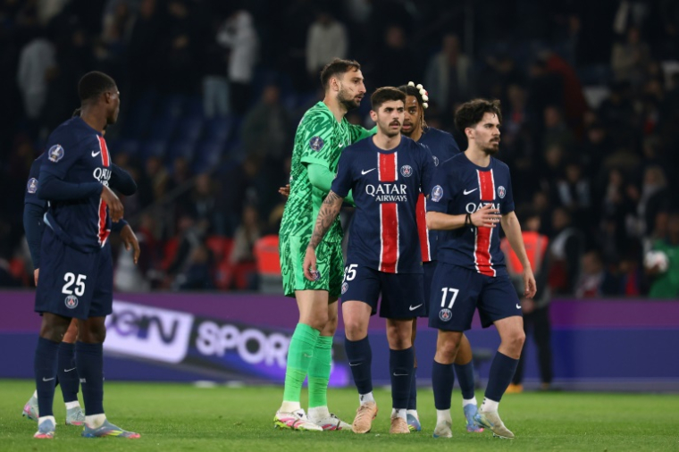 Les joueurs du Paris Saint-Germain après leur défaite contre l'OGC Nice (1-3) lors de la 31e journée de Ligue 1 au Parc des Princes le 25 avril 2025 ( AFP / FRANCK FIFE )