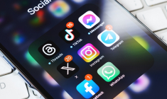 Les plateformes jouent sur deux tableaux : la durée d'exposition, en maintenant les utilisateurs sur la plateforme mais aussi le choc en les encourageant à réagir et à faire réagir par des contenus surprenants. (crédit : Adobe Stock)