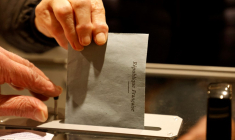 Au second tour des élections législatives:, le RN avait emporté 36% des votes chez les fonctionnaires d'Etat, 39% chez les agents des collectivités et même 41% dans les hôpitaux (illustration) ( AFP / LUDOVIC MARIN )