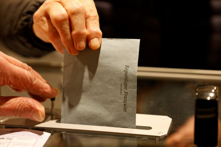 Au second tour des élections législatives:, le RN avait emporté 36% des votes chez les fonctionnaires d'Etat, 39% chez les agents des collectivités et même 41% dans les hôpitaux (illustration) ( AFP / LUDOVIC MARIN )