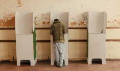 Un électeur dépose son bulletin dans un bureau de vote à Lusaka lors de l'élection présidentielle zambienne, le 13 août 2026 ( AFP / GIANLUIGI GUERCIA )