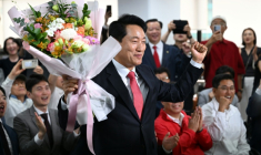 Le conservateur Oh Se-hoon célèbre sa victoire aux élections municipales à Séoul, le 4 juin 2026 ( AFP / Jung Yeon-je )