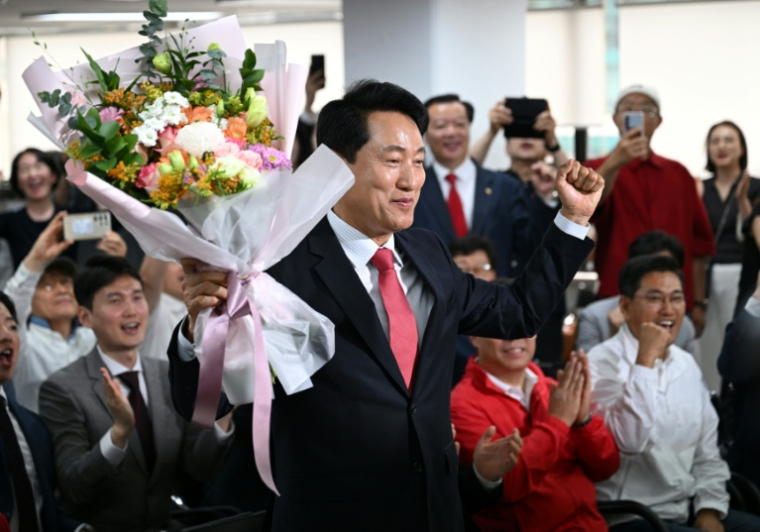 Le conservateur Oh Se-hoon célèbre sa victoire aux élections municipales à Séoul, le 4 juin 2026 ( AFP / Jung Yeon-je )