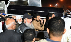 Le cercueil d' Elena Abdoullah Hussein, une enfant originaire d'Iran tuée lors d'une frappe iranienne sur le Koweït, lors de ses funérailles au cimetière de Sulaibikhat, à l'ouest de la ville de Koweït, le 4 mars 2026 ( AFP / YASSER AL-ZAYYAT )