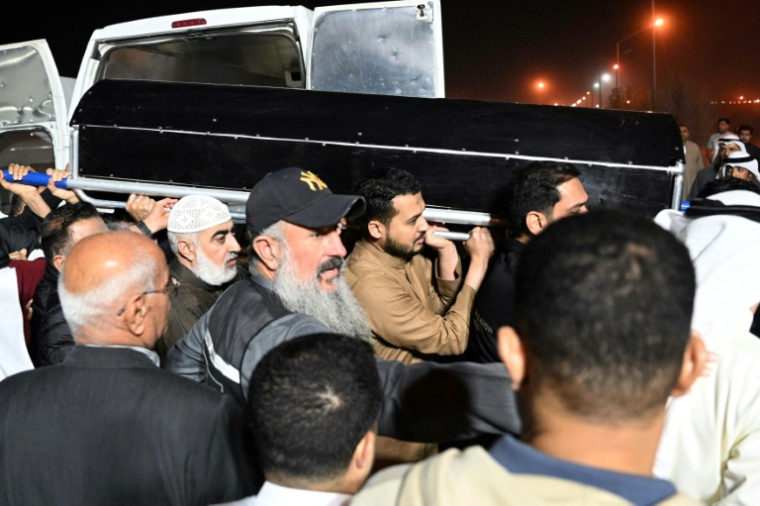 Le cercueil d' Elena Abdoullah Hussein, une enfant originaire d'Iran tuée lors d'une frappe iranienne sur le Koweït, lors de ses funérailles au cimetière de Sulaibikhat, à l'ouest de la ville de Koweït, le 4 mars 2026 ( AFP / YASSER AL-ZAYYAT )