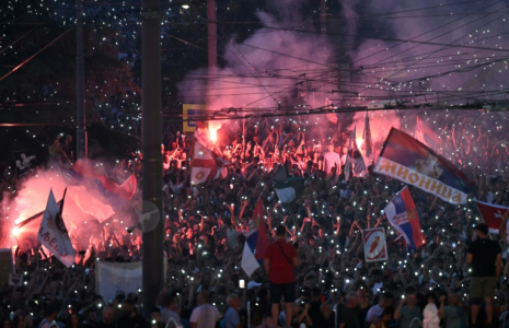 Manifestation pour des élections anticipées à Belgrade, le 28 juin 2025 ( AFP / OLIVER BUNIC )