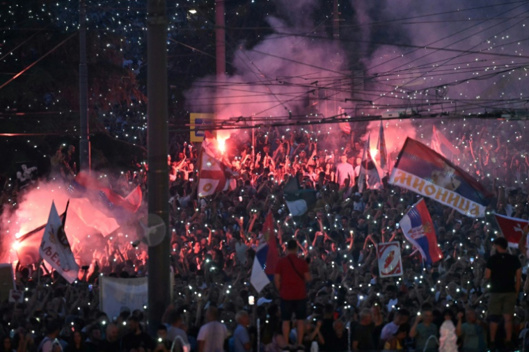 Manifestation pour des élections anticipées à Belgrade, le 28 juin 2025 ( AFP / OLIVER BUNIC )