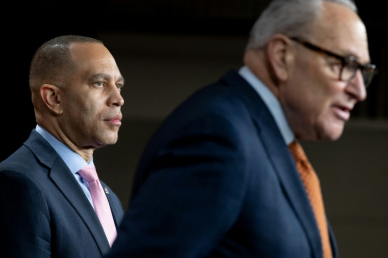 Hakeem Jeffries (G) et Chuck Schumer (D), les chefs démocrates respectivement des députés et des sénateurs, à Washington le 8 janvier 2026 ( AFP / SAUL LOEB )