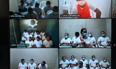 Un écran sur lequel apparaissent des détenus incarcérés dans différentes prisons, faisant l'objet d'un procès collectif en ligne enregistré au Centre judiciaire de lutte contre le crime organisé de Soyapango, au Salvador, le 23 mars 2026 ( El Salvador Attorney General's Office / Handout )