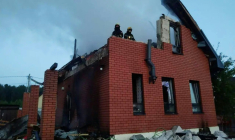Photo diffusée sur le canal Telegram officiel du gouverneur de la région de Moscou Andreï Vorobiov, le 17 mai 2026, montrant un bâtiment en feu après une attaque aérienne sur un lieu non divulgué dans la région de Moscou ( TELEGRAM / @vorobiev_live / Handout )